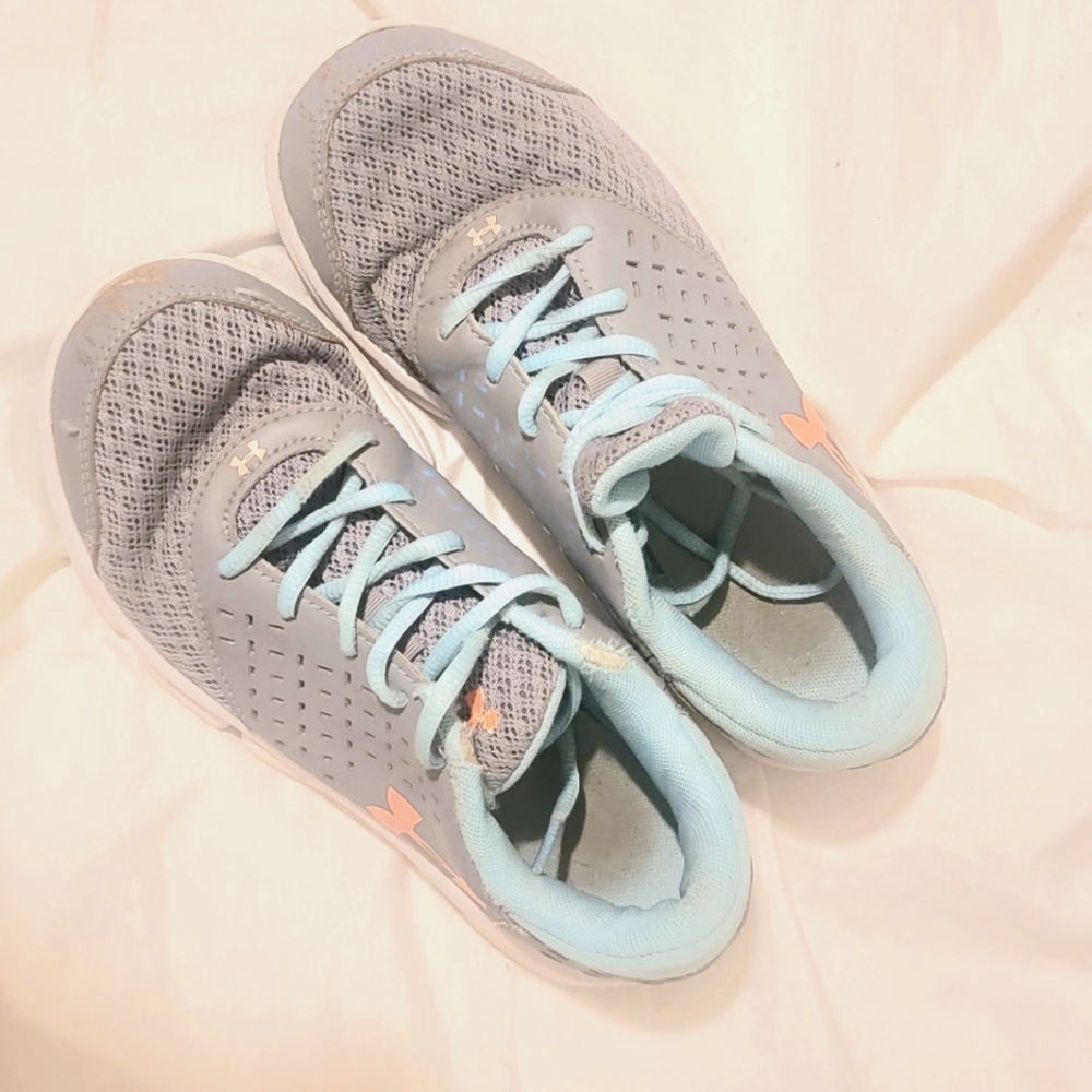 Girls size 2.5 Under Armour Tennis Shoes